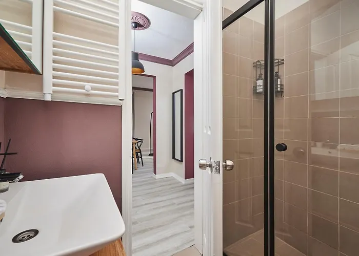 Modern 2br In Nisantasi Area Balconies & Ac Appartement Istanboel